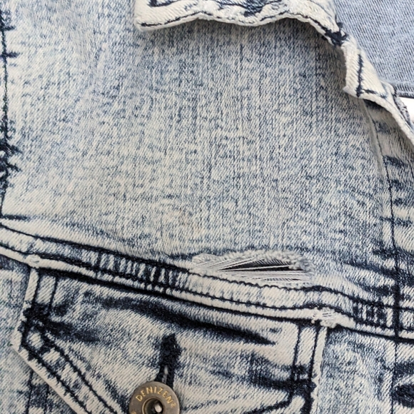Denizen from Levi's Women's Jeans Jacket - Picture 14 of 16